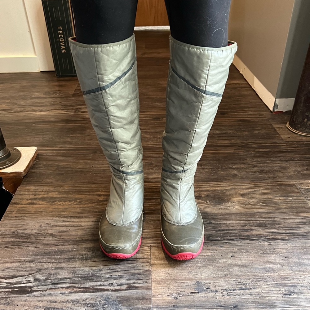 Womens North Face Insulated rain boots